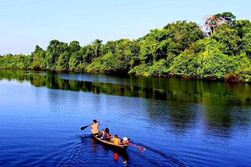 fishing in Manu River